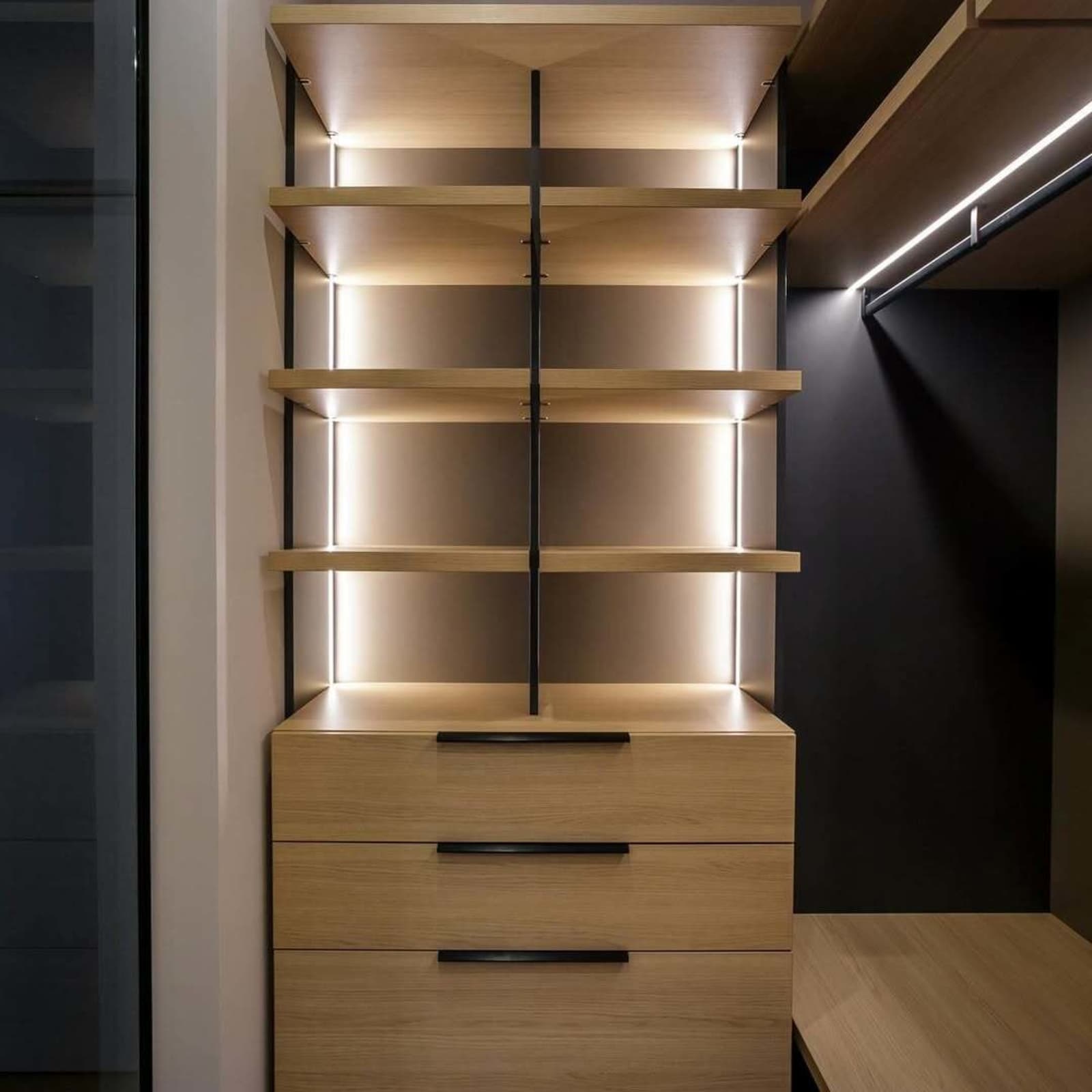 Гардеробная в минимализме с акцентами черного — фото 3